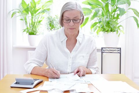 Foto: Frau bearbeitet Unterlagen